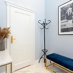 Lux Golden Praga Kepna By Renters Prestige