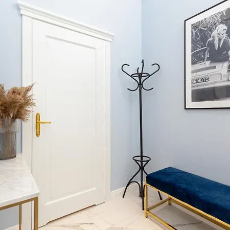 Lux Golden Praga Kepna By Renters Prestige