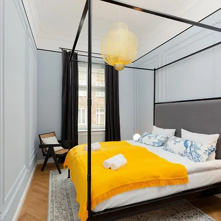 Lux Golden Praga Kepna By Renters Prestige